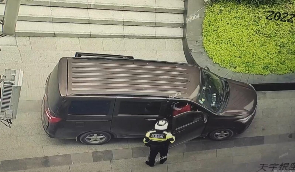 2女孩径直走到了一辆靠边停放的面包车内。重庆江北警方供图