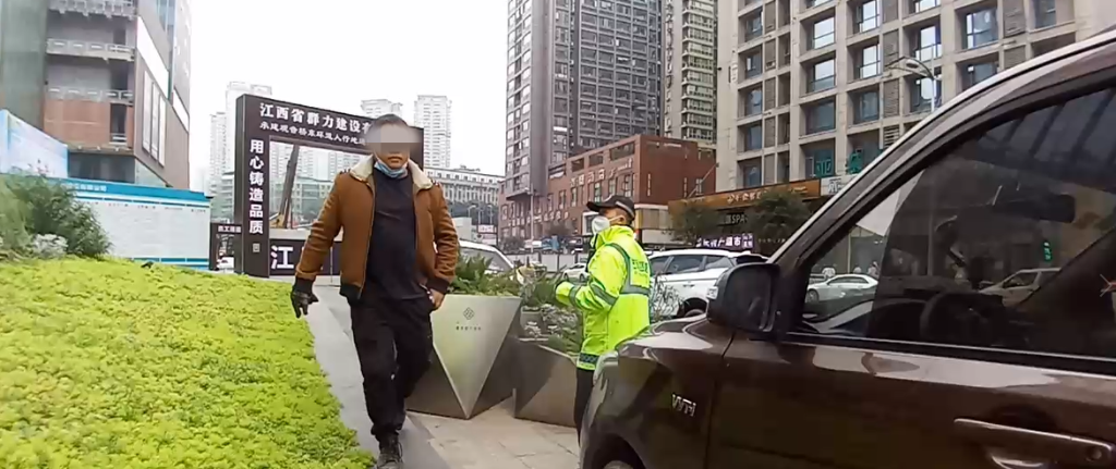 3接到电话后，女孩父亲回到面包车位置。重庆江北警方供图