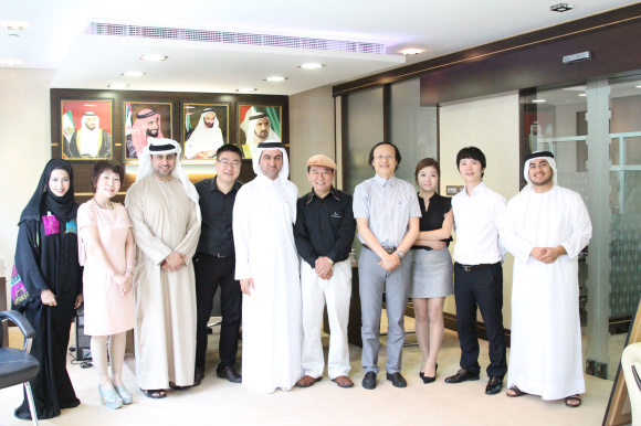 阿联酋迪拜文化部部长办公室，梅忠智中国画展等事项商谈成功后合影。
