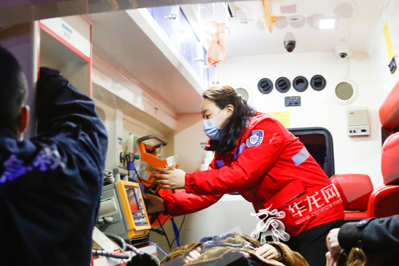 06——病人送上急救车后，黄梅迅速操作仪器设备。华龙网-新重庆客户端记者 石涛 摄