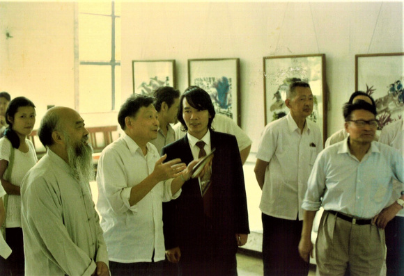 1988年9月，梅忠智画展在成都四川省展览馆开幕，图为梅忠智与吴凡、宋克君、丰中铁、杨名毅、姚思敏等人交流时合影。