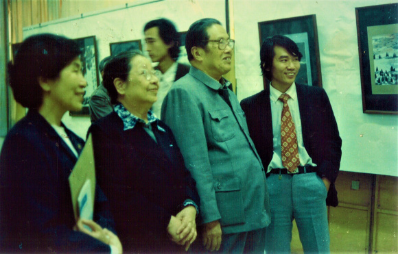 1987年10，梅忠智中国画展在中国美术馆举行 ，中国美术馆馆长、中国美术家协会副主席、著名雕塑家刘开渠先生与梅忠智交流