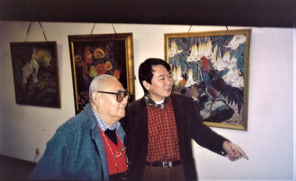 2004年，梅忠智中国画展在清华大学展览，图为梅忠智与娄师白交流时的场景。