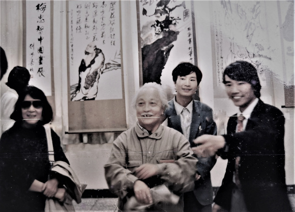 1987年10月8日，梅忠智中国画展在北京中国美术馆开幕，梅忠智与张仃夫妇交流场景