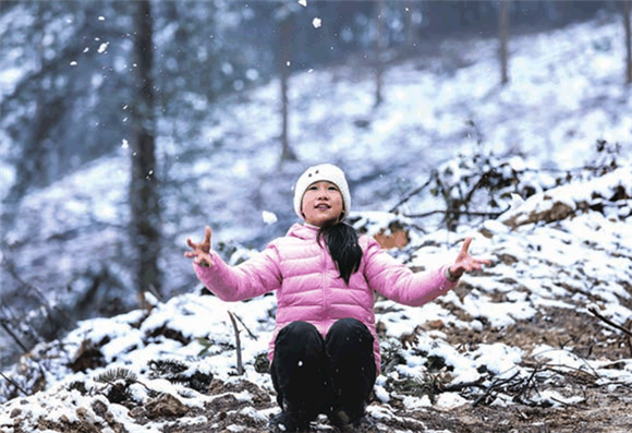 1蟠龙镇扈槽村，小朋友在树林里玩雪。通讯员 熊伟 摄