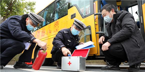 1民警检查校车配备的急救物品。通讯员 陈仕川 摄