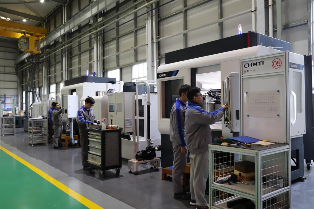 重庆机床集团生产车间，工作人员正在操作机械。受访单位供图 华龙网-新重庆客户端发
