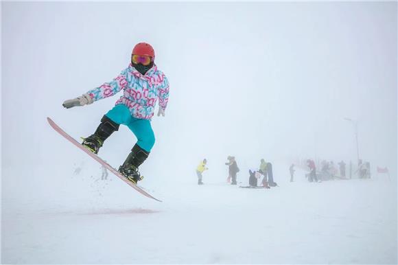 市民在体验冰雪运动乐趣。通讯员 陈勇 摄
