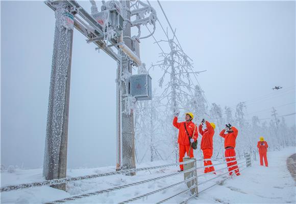 电力工人对滑雪场供电线路进行检查。通讯员 陈勇 摄