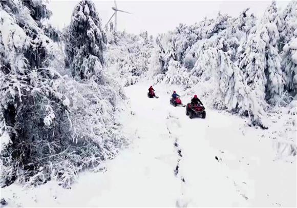 游客骑着雪地摩托尽享冰雪乐趣。通讯员 陈勇 摄