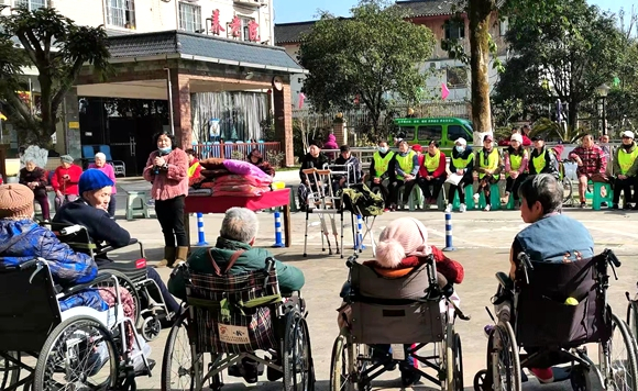 “百姓依橱”负责人向老人们介绍郭家沱发展。郭家沱街道供图 华龙网发