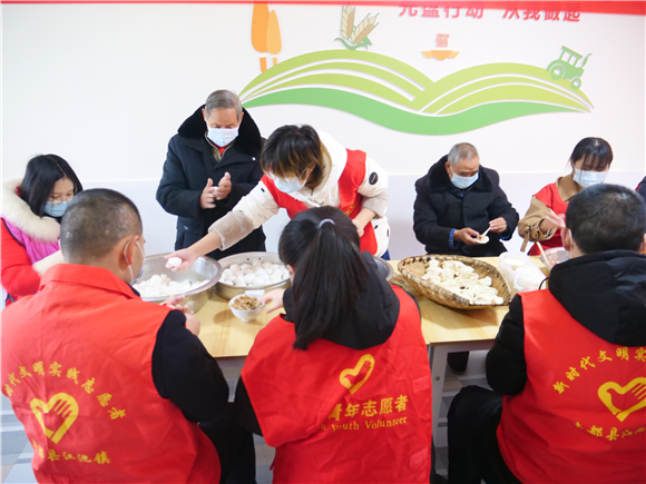 志愿者们和老人一起包汤圆。丰都县委宣传部供图 华龙网发