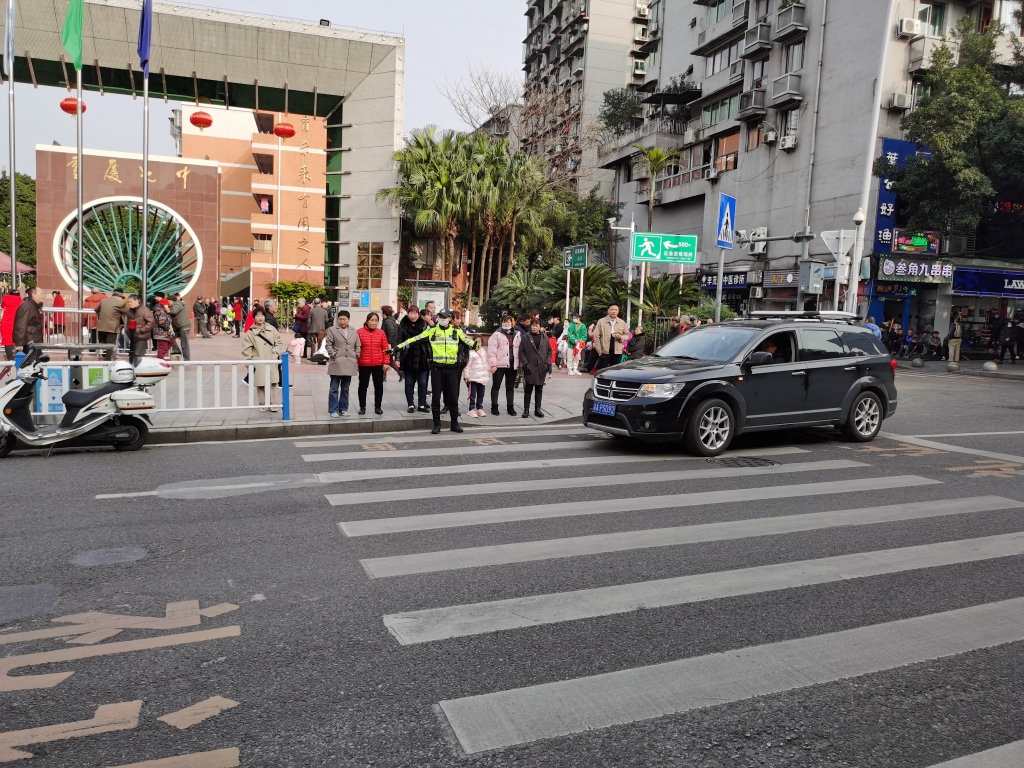 1民警在重庆七中门口执勤。沙坪坝区警方供图 华龙网-新重庆客户端 发
