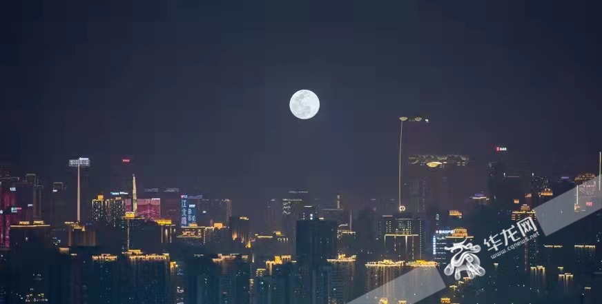 元宵节，一轮圆月照亮城市上空（二次曝光拍摄）。华龙网-新重庆客户端记者 王珏 摄
