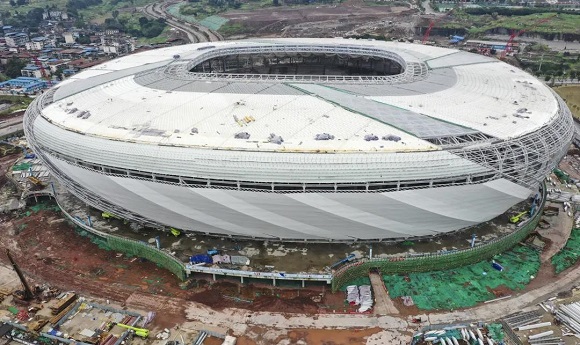 目前，龙兴足球场已完成主体和钢结构施工。通讯员 王全超 摄
