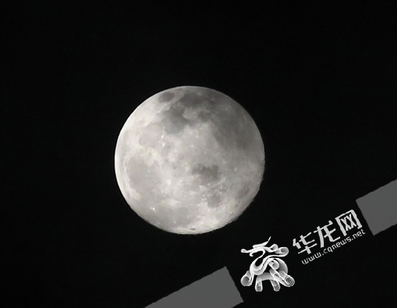 元宵夜的月亮又大又圆。华龙网-新重庆客户端 记者 李文科 摄