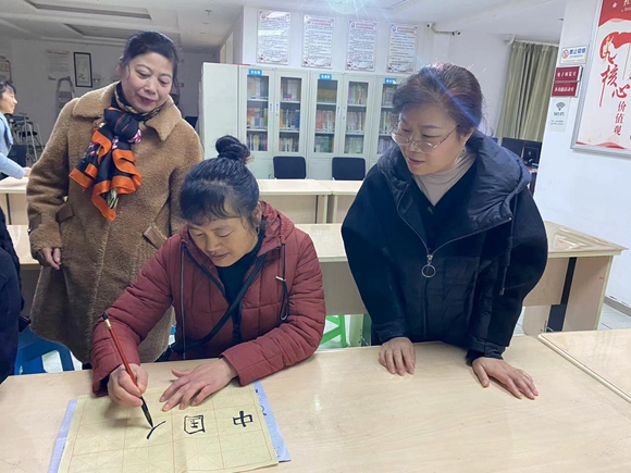 社区居民书写祝福语。郭家沱街道供图