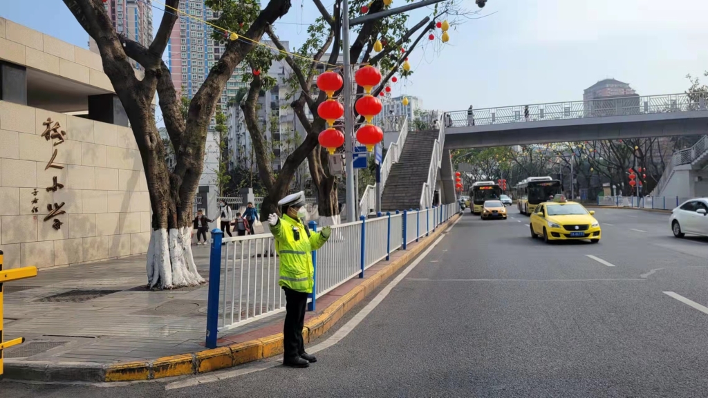 2民警在树人小学门口执勤。沙坪坝区警方供图 华龙网-新重庆客户端 发