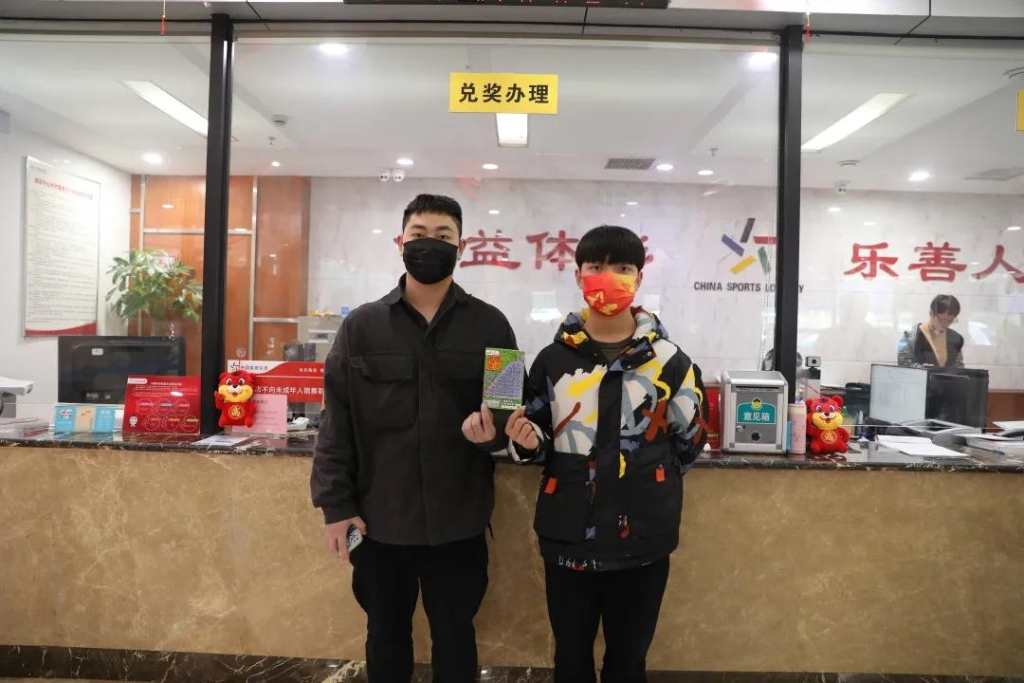 3大奖得主王先生（左）和李先生（右）。重庆市体彩中心供图 华龙网-新重庆客户端 发