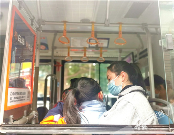 学生和家长坐上公交车，通向回家路。华龙网-新重庆客户端记者 王庆炼 摄