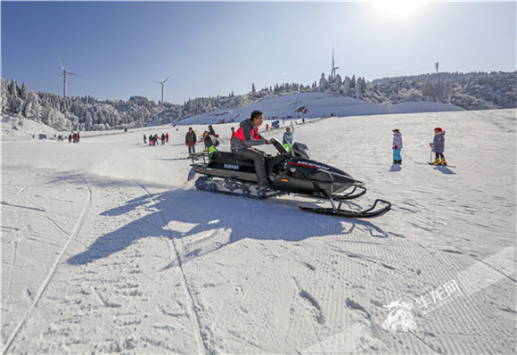 6滑雪场内，游客正在体验雪地摩托项目。南天湖滑雪场供图 华龙网发