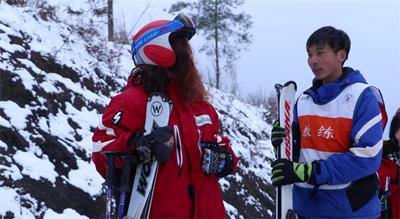 2石柱冷水国际滑雪场，学员和教练正在乘坐扶梯登上山坡。符宇航摄