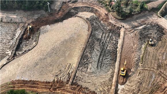 挖掘机在坡地进行宜机化改造。通讯员 陈仕川 摄