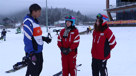 1石柱冷水国际滑雪场内，来自东北的滑雪教练正在教学员滑雪。符宇航摄