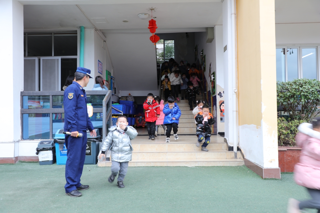 3石柱县消防员组织幼儿园学生开展逃生演练。当地消防供图 华龙网-新重庆客户端 发