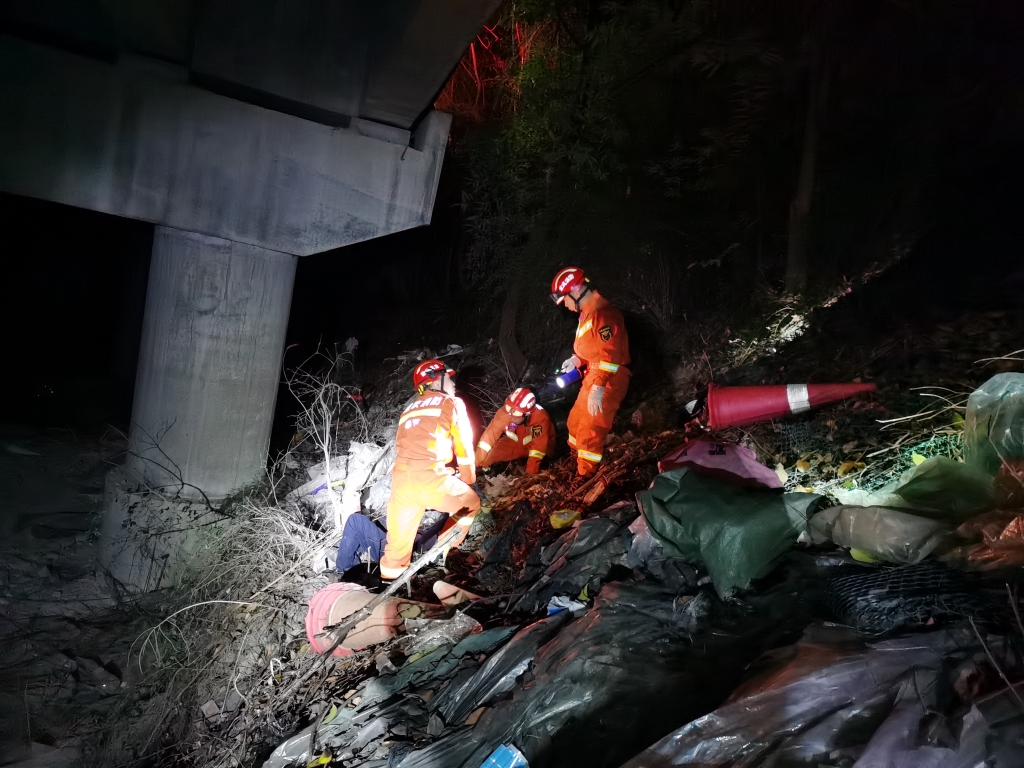 0男子翻越高速公路护栏踩空后，摔落山坡。奉节消防供图 华龙网-新重庆客户端 发