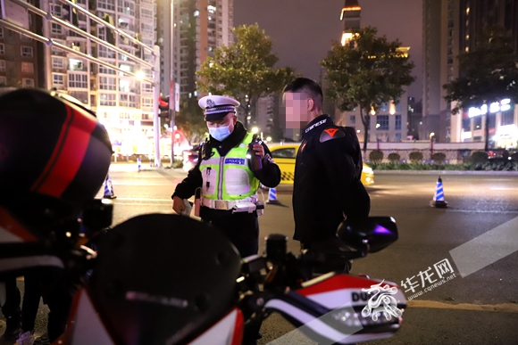 涉嫌违法改装的摩托车。华龙网-新重庆客户端记者尹建红 摄
