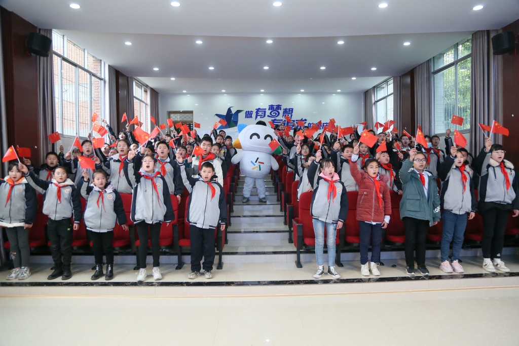 2看到中国冬奥健儿精彩的比赛视频，孩子们非常高兴。重庆市体彩中心供图 华龙网-新重庆客户端 发