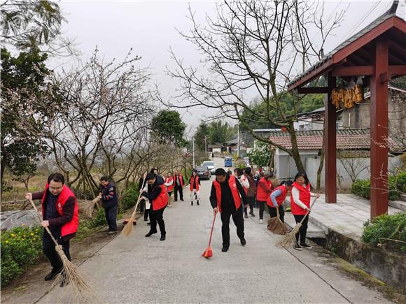 党员参加清洁环境劳动。通讯员 赵武强 摄