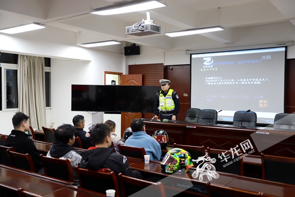 摩托车驾驶员接受安全警示教育学习。华龙网-新重庆客户端记者尹建红 摄