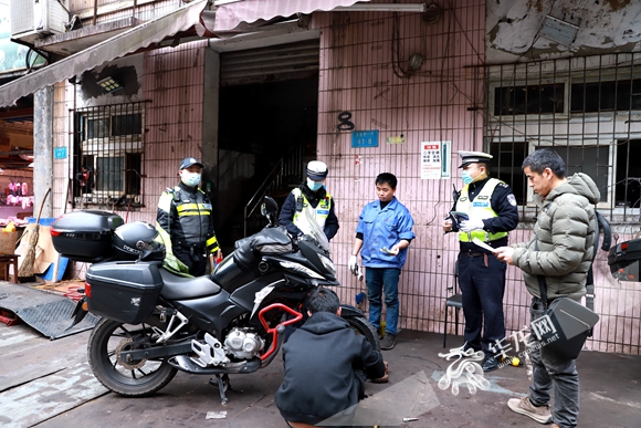 渝北交巡警到摩托车维修店进行宣传。华龙网-新重庆客户端记者尹建红 摄