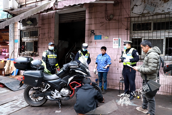 視頻重慶渝北開展摩托車炸街整治行動1小時查處2輛