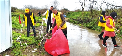 建胜镇四胜村工作人员清理垃圾。