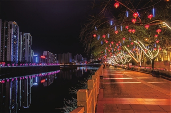 滨河公园炫彩的灯饰景观。通讯员 吴新民 摄