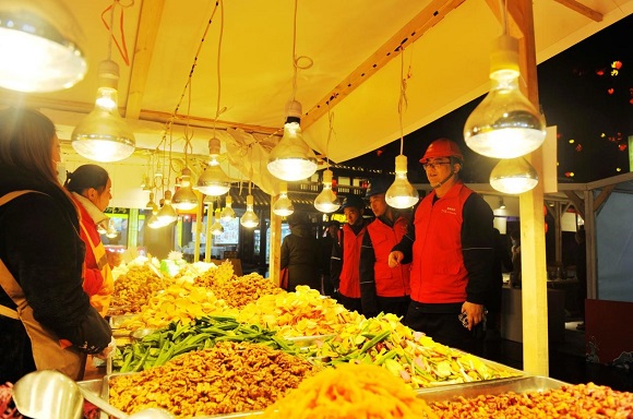 国家电网红岩共产党员服务队在磁器口古镇为商铺检查用电设施。通讯员 韩薇 摄