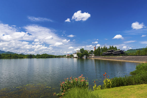 3双桂湖与蓝天白云构成一幅湖天相映的诗意图景。梁平区湿地保护中心供图 华龙网发