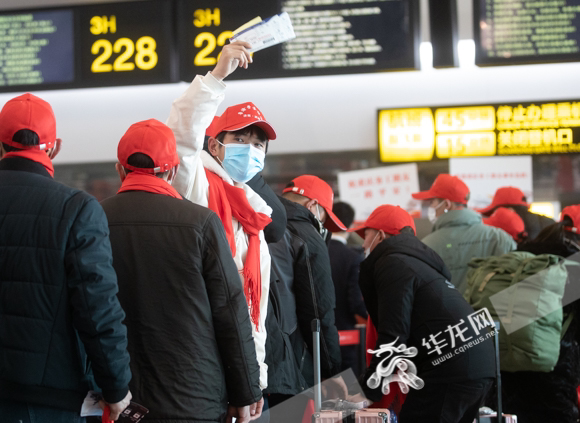 2月21日，重庆江北国际机场，一位将乘坐包机前往山东务工的小伙子向送行的人挥手道别。华龙网-新重庆客户端记者 张质 摄