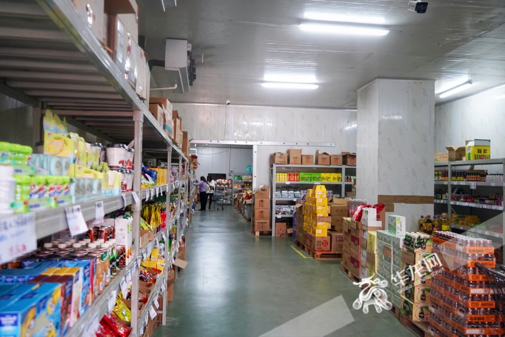 一家位于渝北区三亚湾的临期食品专卖店。华龙网-新重庆客户端实习生 钱圩 摄

