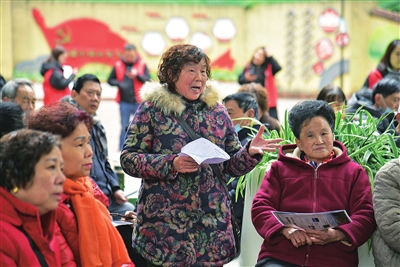 光荣坡社区居民李咏梅在“议事会”上提出民生诉求。通讯员 张洁 摄