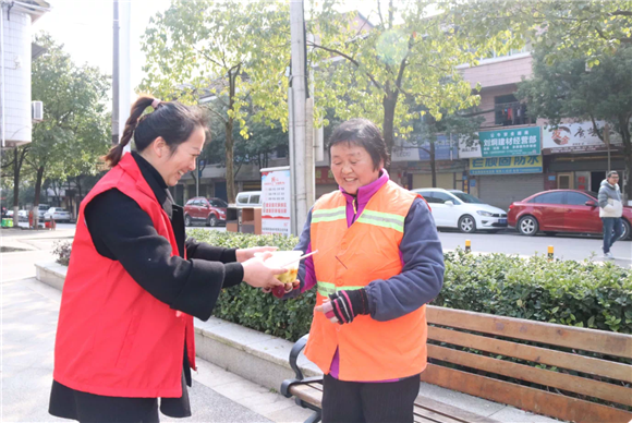 马武镇志愿者慰问一线环卫工人。涪陵区委宣传部供图 华龙网发
