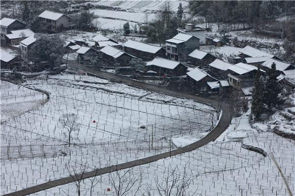 Snowy view of residential houses (Photographed by Hu Cheng) 秀山1