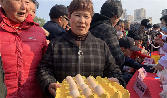 市民用捡来的烟头兑换鸡蛋。万州区龙都街道供图 华龙网发
