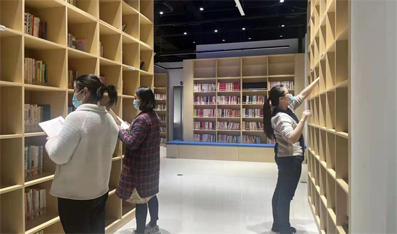 江北城街道三洞桥社区城市书房，居民在家门口就能免费读到自己喜欢的书籍。江北城街道供图