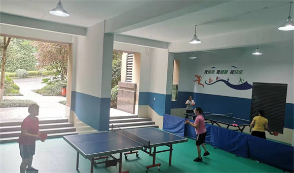 居民在小区架空层设置的乒乓球桌打球。江北城街道供图