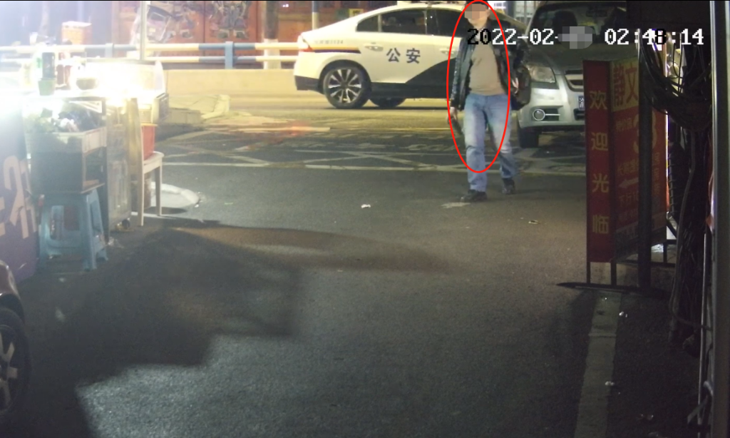 0嫌疑男子从警车旁边经过。公共视频截图