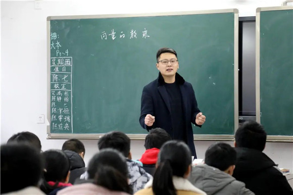 黄金平在课堂上。云阳县委宣传部供图 华龙网发